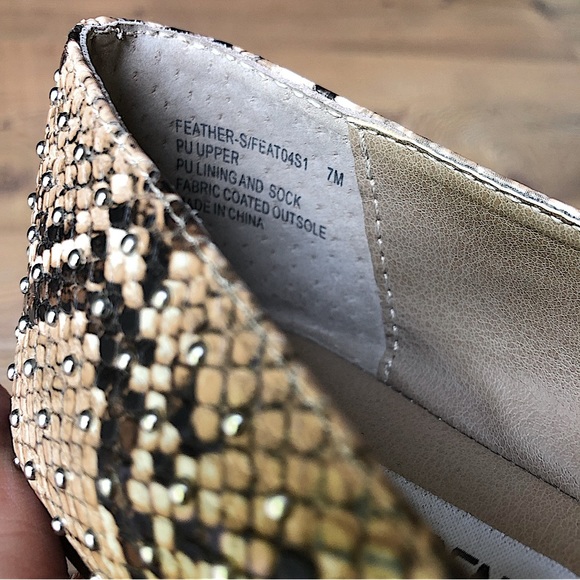 Steve Madden Pointed Toe Snakeskin SlipOn Studded Black Tan Leather Flats Size 7 - Picture 6 of 7